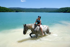 Baignade à cheval dans le lac de Vouglans