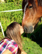 Partage d'un temps privilégie avec un cheval - Les adolescents auront un cheval à s'occuper tout au long de la semaine. Le premier jour, il peut changer en fonction du niveau et du caractère du cavalier. Puis pour les 4 jours suivant, normalement le couple ne change pas.